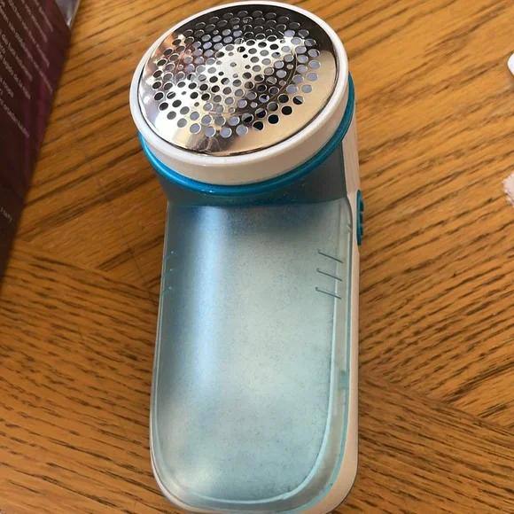 Philips Fabric Shaver for Removing Fabric Pills - Picture 2 of 4